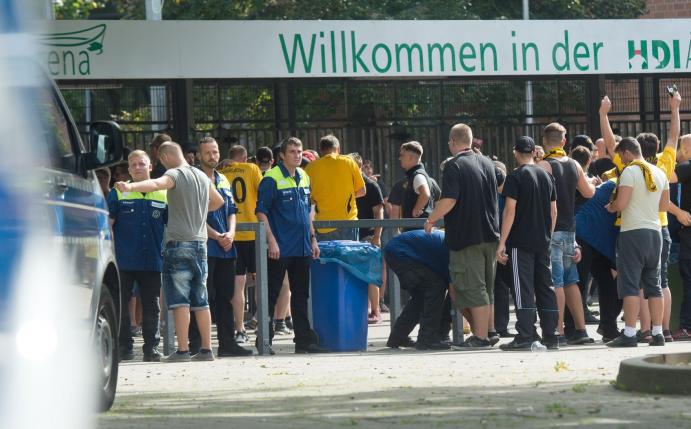 Hannover 96 startet vor dem Pokal-Viertelfinale gegen RB Leipzig eine Spenden- und Hilfsaktion für Kriegsflüchtlinge vor der HDI Arena.