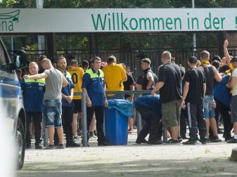 Hannover 96 startet vor dem Pokal-Viertelfinale gegen RB Leipzig eine Spenden- und Hilfsaktion für Kriegsflüchtlinge vor der HDI Arena. Hannover 96 startet vor dem Pokal-Viertelfinale gegen RB Leipzig eine Spenden- und Hilfsaktion für Kriegsflüchtlinge vor der HDI Arena.