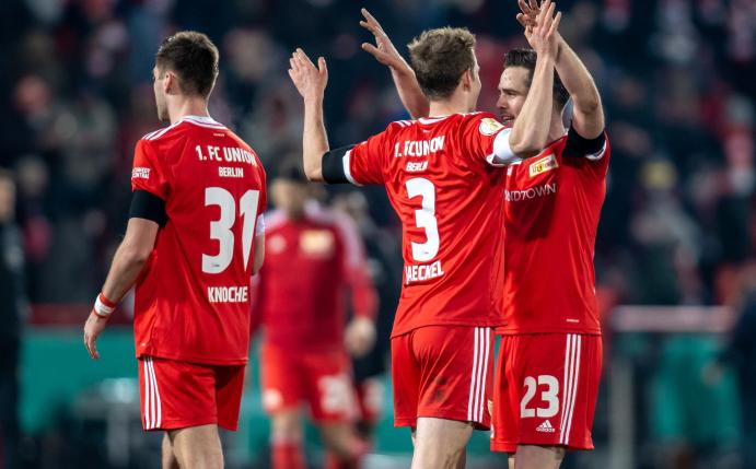Berlins Niko Gießelmann (r) klatscht sich nach dem Sieg mit Teamkollege Paul Jaeckel (M) ab.
