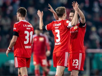 Berlins Niko Gießelmann (r) klatscht sich nach dem Sieg mit Teamkollege Paul Jaeckel (M) ab. Berlins Niko Gießelmann (r) klatscht sich nach dem Sieg mit Teamkollege Paul Jaeckel (M) ab.