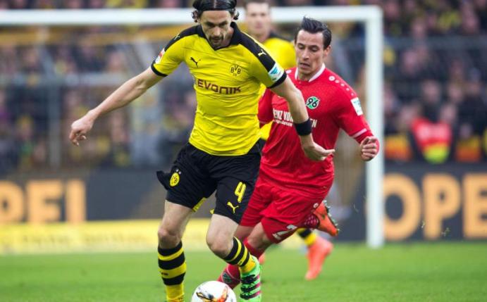 Dortmunds Neven Subotic (l) bei seinem ersten Saisonspiel vor heimischer Kulisse. Foto: Bernd Thissen