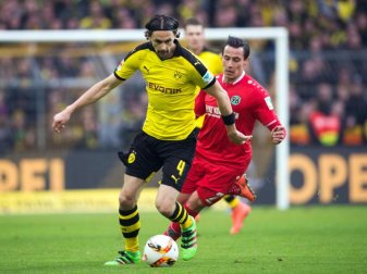 Dortmunds Neven Subotic (l) bei seinem ersten Saisonspiel vor heimischer Kulisse. Foto: Bernd Thissen Dortmunds Neven Subotic (l) bei seinem ersten Saisonspiel vor heimischer Kulisse. Foto: Bernd Thissen