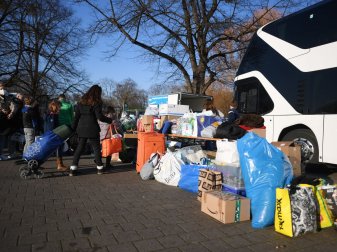 Menschen geben auf dem Stadionvorplatz an der HDI-Arena Hilfsgüter für die Ukraine ab. Menschen geben auf dem Stadionvorplatz an der HDI-Arena Hilfsgüter für die Ukraine ab.