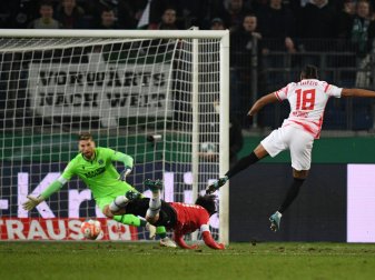 Christopher Nkunku (r) trifft zur 1:0-Führung gegen Hannovers Torwart Ron-Robert Zieler. Christopher Nkunku (r) trifft zur 1:0-Führung gegen Hannovers Torwart Ron-Robert Zieler.