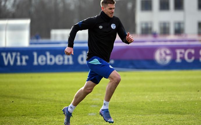 Schalkes Simon Terodde läuft während des Trainings.