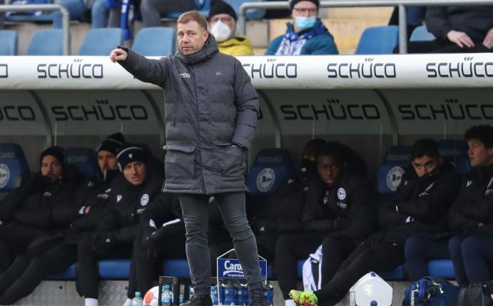 Bielefelds Trainer Frank Kramer steht an der Seitenlinie und erteilt seinen Spielern Anweisungen.