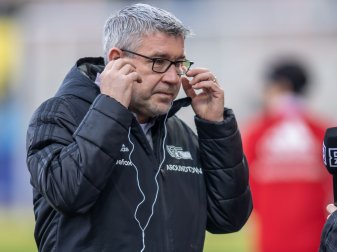 Union-Trainer Urs Fischer richtet seine Kopfhörer im Interview vor Spielbeginn. Union-Trainer Urs Fischer richtet seine Kopfhörer im Interview vor Spielbeginn.