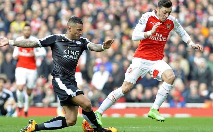 Arsenals Mesut Özil (r) im Zweikampf mit Leicesters Danny Simpson. Foto: Gerry Penny