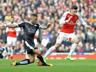 Arsenals Mesut Özil (r) im Zweikampf mit Leicesters Danny Simpson. Foto: Gerry Penny Arsenals Mesut Özil (r) im Zweikampf mit Leicesters Danny Simpson. Foto: Gerry Penny