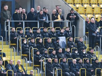 Spieler der SG Dynamo Dresden und Gäste sitzen während der öffentlichen Gedenkfeier zu Ehren von Hans-Jürgen «Dixie» Dörner im Rudolf-Harbig-Stadion.