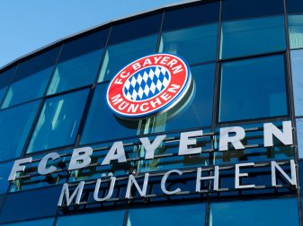Das Logo des FC Bayern München ist auf dem Vereinsgelände an Säbener Straße zu sehen. Das Logo des FC Bayern München ist auf dem Vereinsgelände an Säbener Straße zu sehen.