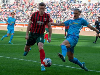 Augsburgs Michael Gregoritsch (l) und Freiburgs Nico Schlotterbeck kämpfen um den Ball. Augsburgs Michael Gregoritsch (l) und Freiburgs Nico Schlotterbeck kämpfen um den Ball.