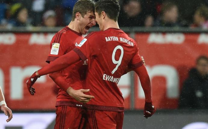 Die Bayern siegen problemlos beim FC Augsburg(SID)