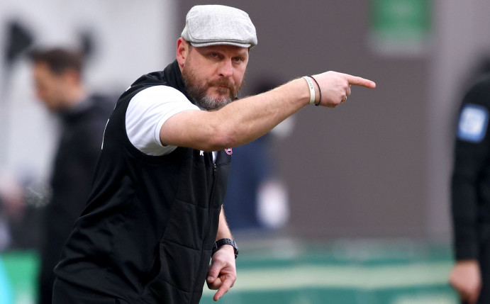 Der Kölner Trainer Steffen Baumgart dirigiert seine Mannschaft vom Spielfeldrand aus.