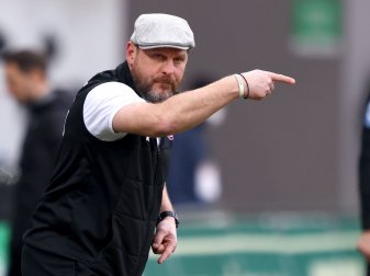 Der Kölner Trainer Steffen Baumgart dirigiert seine Mannschaft vom Spielfeldrand aus. Der Kölner Trainer Steffen Baumgart dirigiert seine Mannschaft vom Spielfeldrand aus.