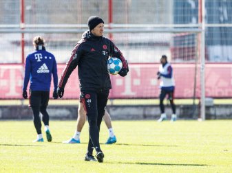 Bayern-Trainer Julian Nagelsmann geht mit einem Ball unter dem Arm über den Trainingsplatz an der Säbener Straße. Bayern-Trainer Julian Nagelsmann geht mit einem Ball unter dem Arm über den Trainingsplatz an der Säbener Straße.