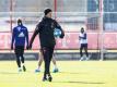 Bayern-Trainer Julian Nagelsmann geht mit einem Ball unter dem Arm über den Trainingsplatz an der Säbener Straße.