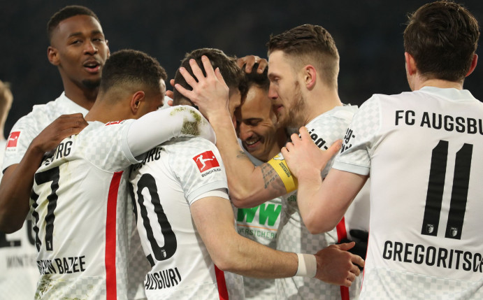 Augsburgs Torschütze Daniel Caligiuri (3.v.l) feiert seinen Treffer zum 0:1.