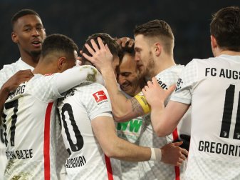 Augsburgs Torschütze Daniel Caligiuri (3.v.l) feiert seinen Treffer zum 0:1. Augsburgs Torschütze Daniel Caligiuri (3.v.l) feiert seinen Treffer zum 0:1.