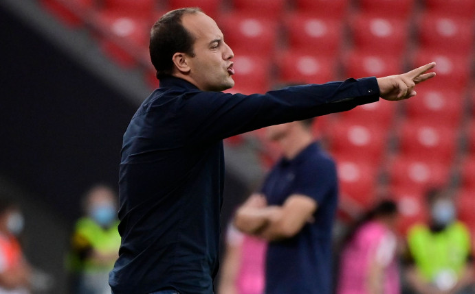 Der ukrainische Nationaltrainer Lluís Cortés macht sich große Sorgen um einen Teil seiner Spielerinnen und Mitarbeiter.