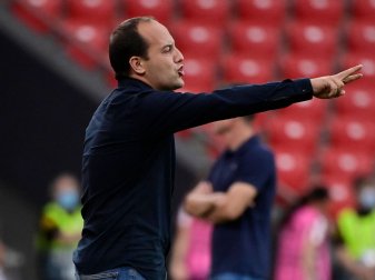 Der ukrainische Nationaltrainer Lluís Cortés macht sich große Sorgen um einen Teil seiner Spielerinnen und Mitarbeiter. Der ukrainische Nationaltrainer Lluís Cortés macht sich große Sorgen um einen Teil seiner Spielerinnen und Mitarbeiter.