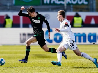 Hannovers Sebastian Stolze (l) und Sandhausens Tom Trybull kämpfen um den Ball. Hannovers Sebastian Stolze (l) und Sandhausens Tom Trybull kämpfen um den Ball.