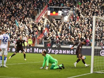 Sankt Paulis Simon Makienok (2.v.l) feiert sein Tor zum 3:0. Sankt Paulis Simon Makienok (2.v.l) feiert sein Tor zum 3:0.