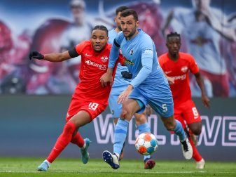 Leipzigs Christopher Nkunku (l) und Freiburgs Manuel Gulde im Duell. Leipzigs Christopher Nkunku (l) und Freiburgs Manuel Gulde im Duell.