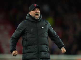 FC Liverpools Trainer Jürgen Klopp feiert den Sieg gegen West Ham United. FC Liverpools Trainer Jürgen Klopp feiert den Sieg gegen West Ham United.