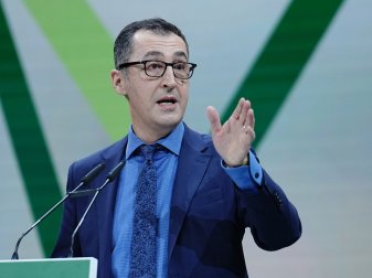 Bundeslandwirtschaftsminister Cem Özdemir trug beim Spiel des VfB Stuttgarts aus Solidarität ein Ukraine-Trikot. Bundeslandwirtschaftsminister Cem Özdemir trug beim Spiel des VfB Stuttgarts aus Solidarität ein Ukraine-Trikot.