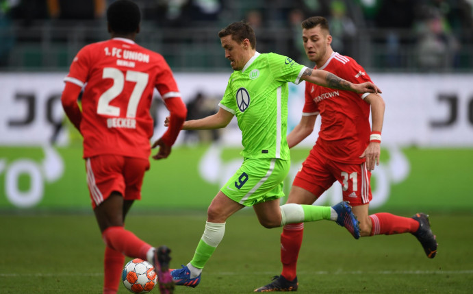 Wolfsburgs Max Kruse (M) versucht sich gegen Unions Sheraldo Becker und Robin Knoche durchzusetzen.
