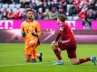 Thomas Müller (r) und Bayern-Torwart Sven Ulreich knien nach dem Eigentor von Müller auf dem Rasen.