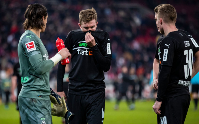 Die Gladbacher Yann Sommer, Christoph Kramer und Nico Elvedi sind nach dem Schlusspfiff in Stuttgart enttäuscht.