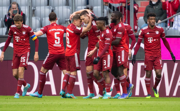 Der FC Bayern München um Abwehr-Chef Niklas Süle (M.) spielte nur unentschieden gegen Leverkusen.