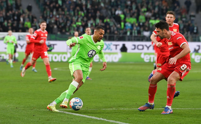 Der Wolfsburger Lukas Nmecha (M.) feierte sein Comeback.