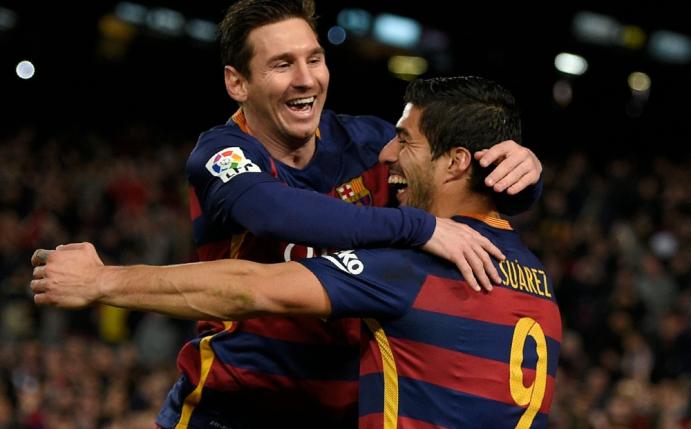 Lionel Messi und Luis Suarez feiern ihren Elfmeter-Trick(SID-IMAGES)