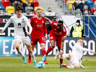 Der Düsseldorfer Khaled Narey (M) setzt sich gegen die Ingolstädter Merlin Röhl (l) und Marcel Gaus durch. Der Düsseldorfer Khaled Narey (M) setzt sich gegen die Ingolstädter Merlin Röhl (l) und Marcel Gaus durch.