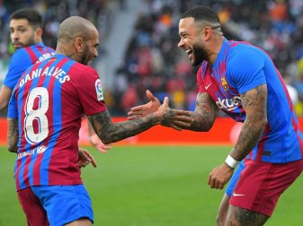 Dani Alves und Memphis Depay feiern den Sieg in Elche Dani Alves und Memphis Depay feiern den Sieg in Elche