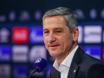 Schalkes Vorstandsvorsitzender Bernd Schröder bezeichnet die Trennung von Gazprom als "alternativlos". Schalkes Vorstandsvorsitzender Bernd Schröder bezeichnet die Trennung von Gazprom als "alternativlos".