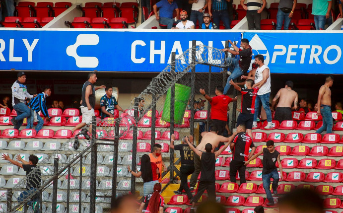 Fans vom FC Querétaro und Atlas Guadalajara waren zunächst auf den Tribünen aneinandergeraten.