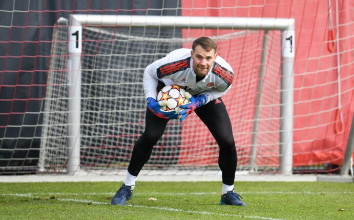 Kurz vor seinem Comeback hechtet Torwart Manuel Neuer wieder über den Platz.