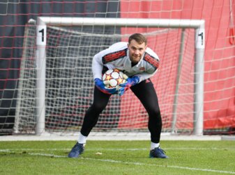 Kurz vor seinem Comeback hechtet Torwart Manuel Neuer wieder über den Platz. Kurz vor seinem Comeback hechtet Torwart Manuel Neuer wieder über den Platz.