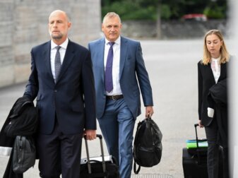 Die Berufungsverhandlung gegen Jérôme Valcke (M), ehemaliger Generalsekretär der Fifa, wegen des Verdachts auf Korruption bei der Vergabe von Medienrechten hat begonnen. Die Berufungsverhandlung gegen Jérôme Valcke (M), ehemaliger Generalsekretär der Fifa, wegen des Verdachts auf Korruption bei der Vergabe von Medienrechten hat begonnen.