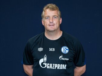Schalkes bisheriger Co-Trainer Mike Büskens übernimmt den Posten als Cheftrainer bis zum Saisonende. Schalkes bisheriger Co-Trainer Mike Büskens übernimmt den Posten als Cheftrainer bis zum Saisonende.