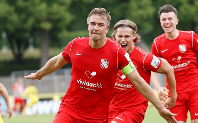Tobias Fölster fliegt wegen einer Notbremse vom Platz