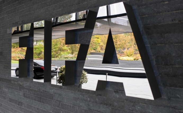 Das Logo der FIFA ist außen am Hauptsitz des Weltfußballverbandes zu sehen.