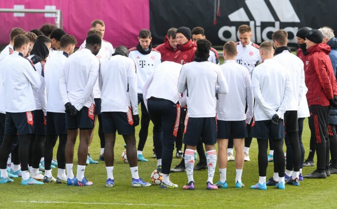 Bayern-Coach Julian Nagelsmann (M) schwört sein Team auf das Rückspiel gegen RB Salzburg ein.