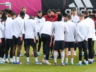 Bayern-Coach Julian Nagelsmann (M) schwört sein Team auf das Rückspiel gegen RB Salzburg ein. Bayern-Coach Julian Nagelsmann (M) schwört sein Team auf das Rückspiel gegen RB Salzburg ein.
