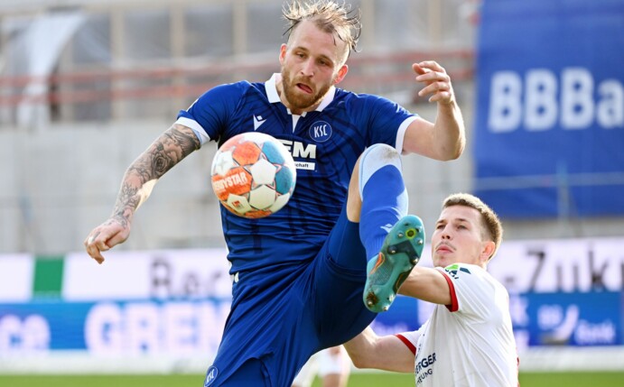 Der Karlsruher Torjäger Philipp Hofmann (vorne) nimmt den Ball an.