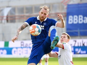 Der Karlsruher Torjäger Philipp Hofmann (vorne) nimmt den Ball an. Der Karlsruher Torjäger Philipp Hofmann (vorne) nimmt den Ball an.